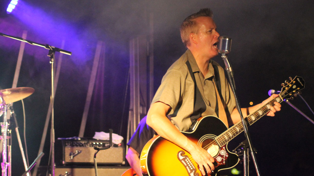 Le chanteur du groupe Hellbent Rockers