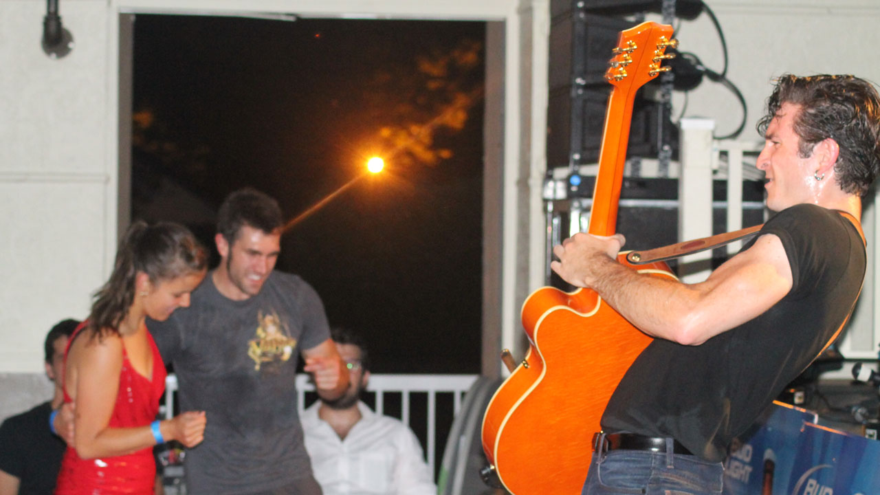 Les Hellbound Hepcats ont fait danser plusieurs personnes.