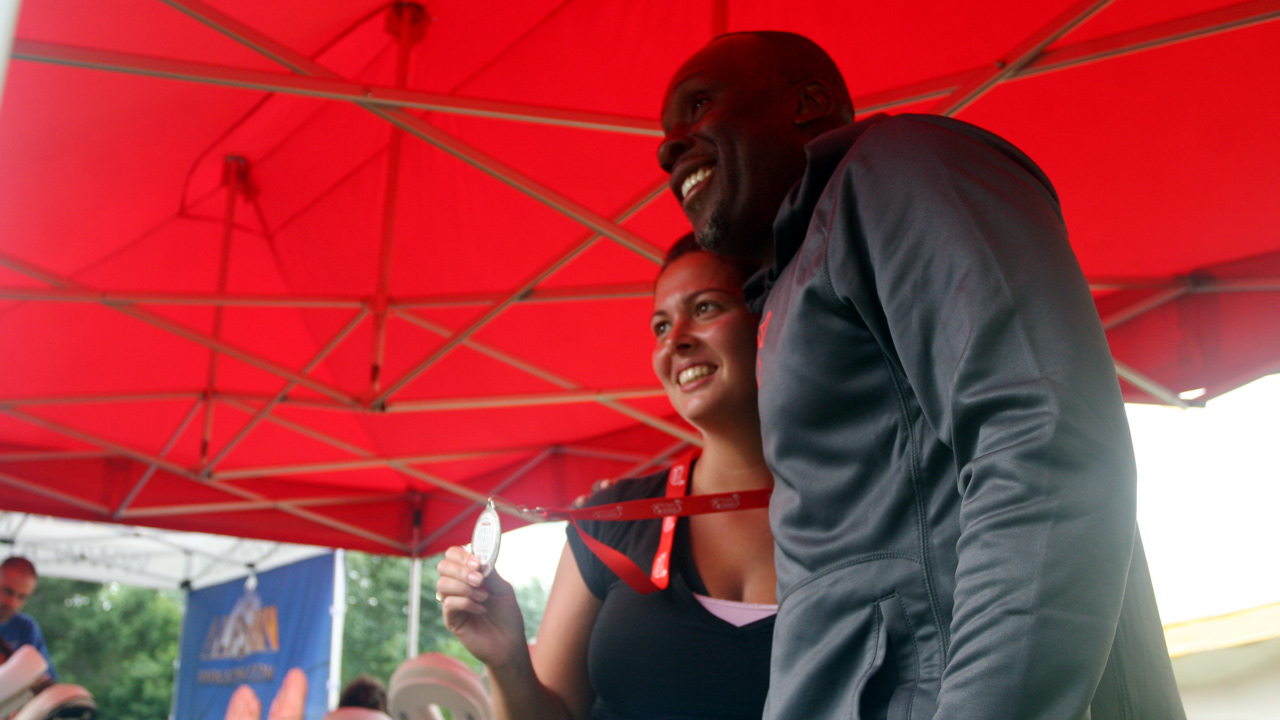 Le parrain d'honneur Bruny Surin a pris plusieurs photos avec la population