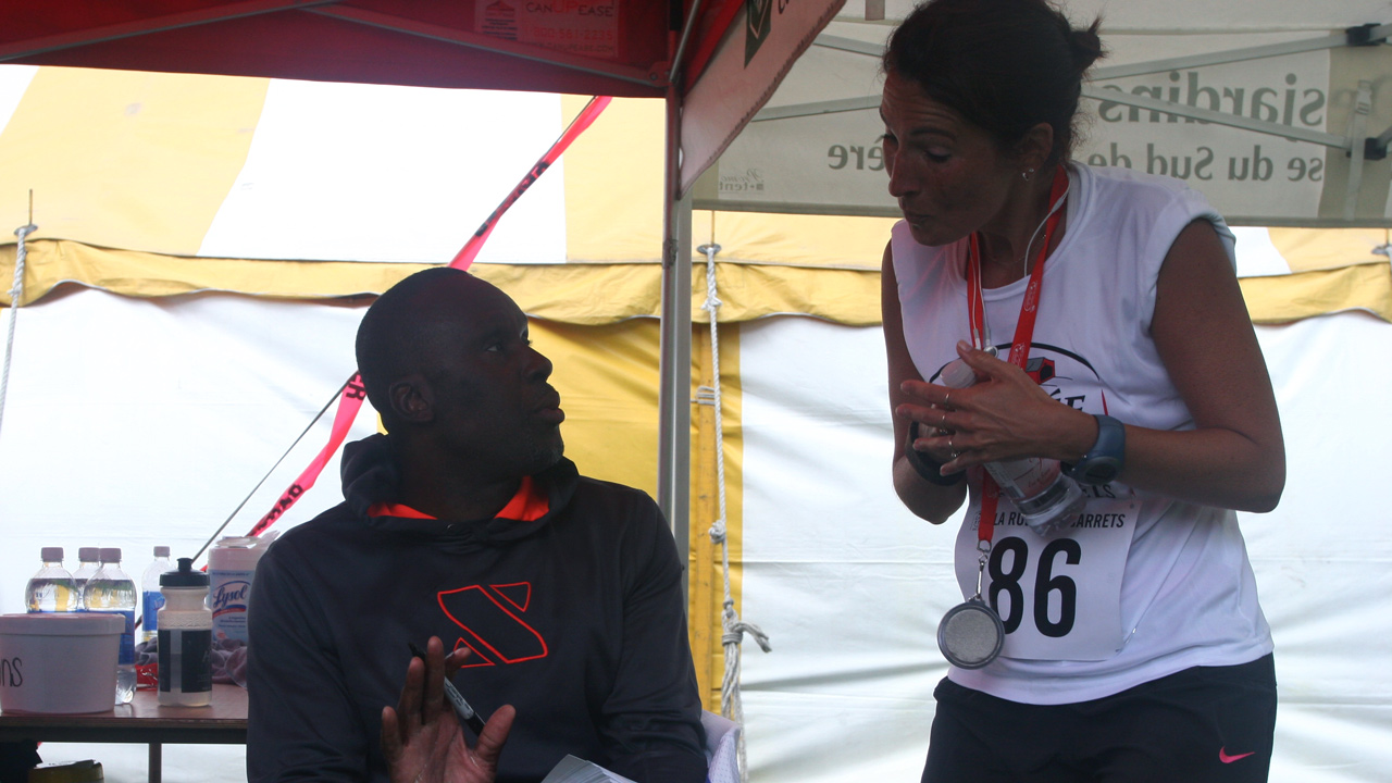 Bruny Surin a signé plusieurs autographes lors de l'événement