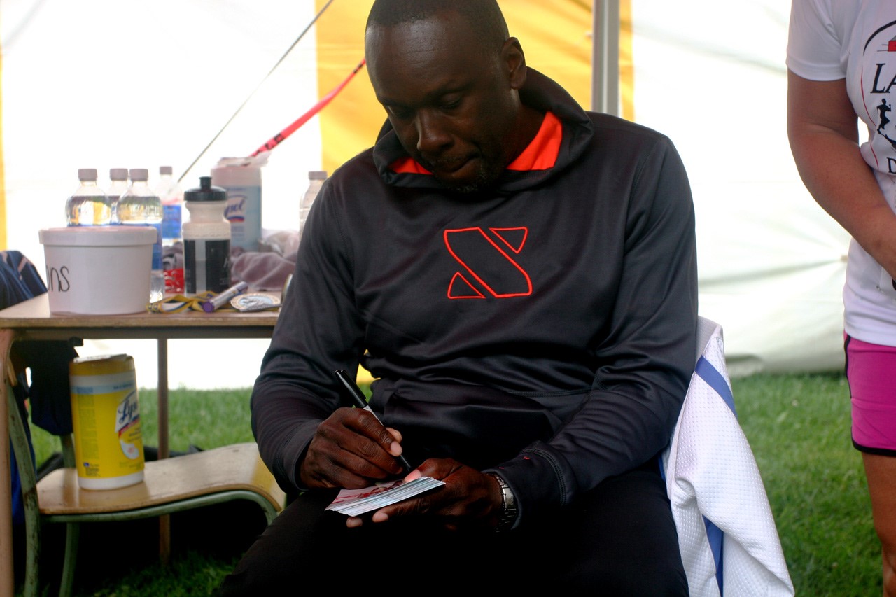 Bruny Surin a signé plusieurs autographes lors de l'événement