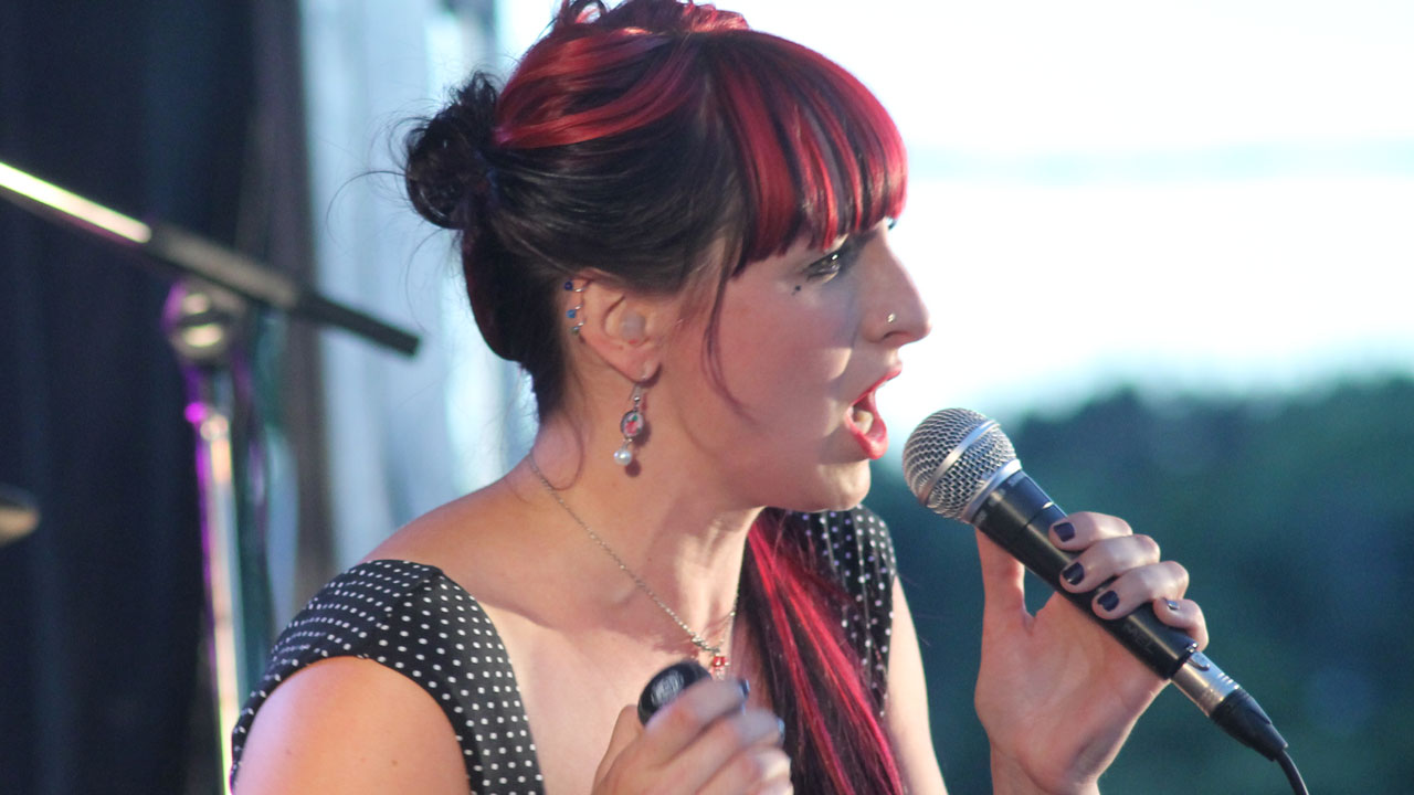 La chanteuse de Melvis & The Jive Cat