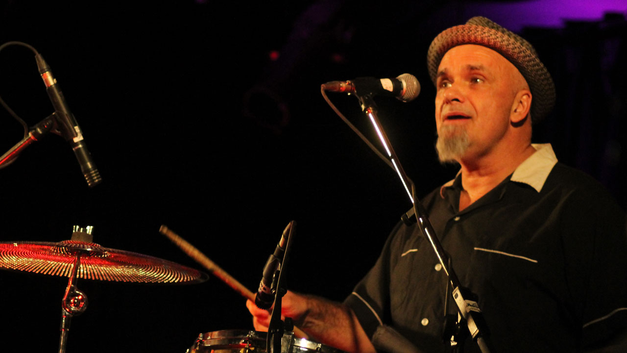 Ted Hawkins, un sympathique musicien a démontré sa belle voix avec le Alistair Christle Trio.