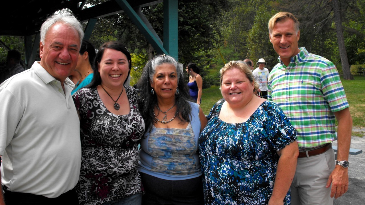 Pique-nique interculturel 2012 – M. François Fecteau, maire de Ville Saint-Georges, Mmes Mélanie Grenier, agente d'intégration et de sensibilisation en immigration du CJE de Beauce-Sud, Ruth Gagnon, ABNA, Jeanne Bizier, directrice générale du CJE de Beauce-Sud et M. Maxime Bernier, député de Beauce.