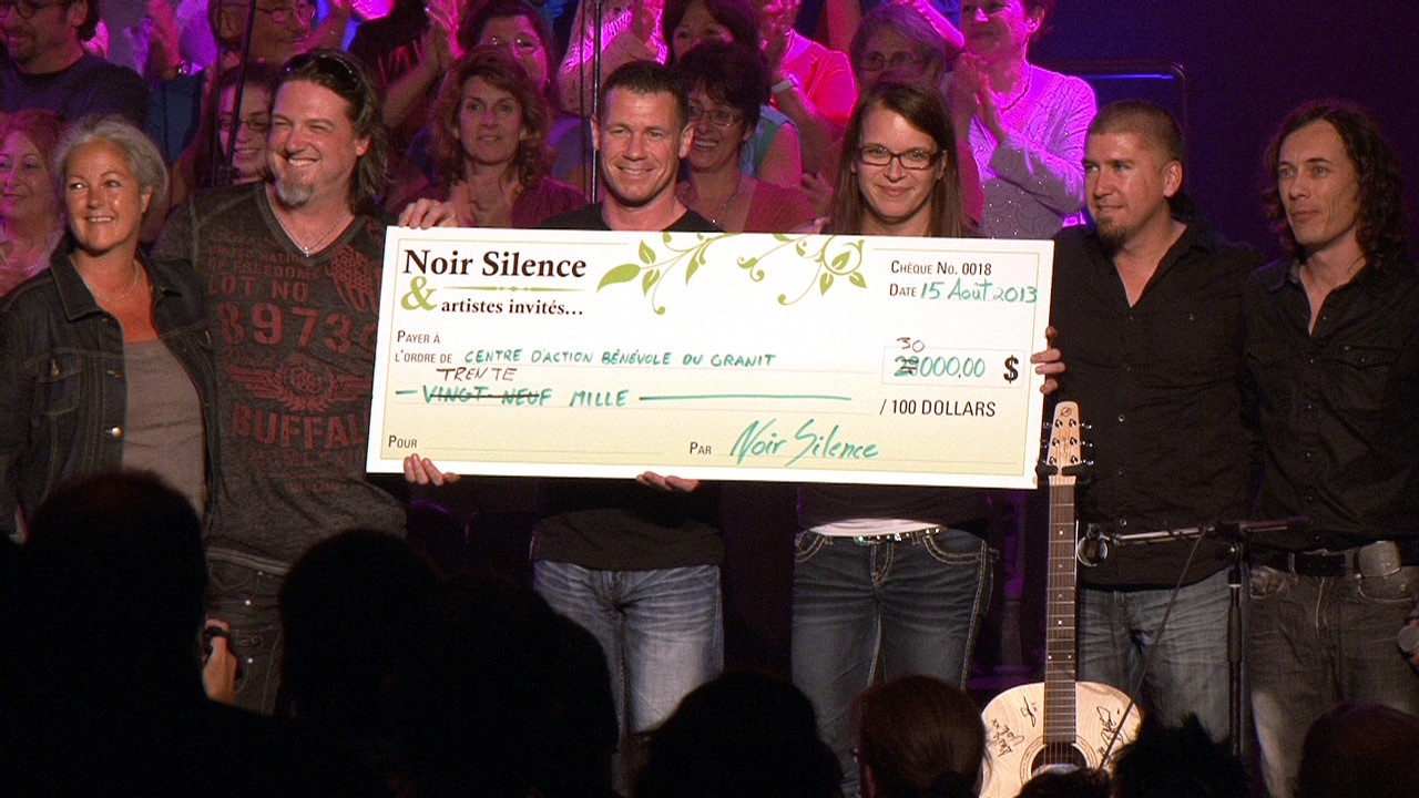 Noir Silence a remis une somme de 30 000 $ au Centre d'action bénévole du Granit. 