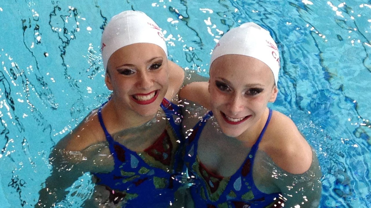 Andrée-Anne Côté et sa partenaire Audrey Joly avant l'épreuve préliminaire en duo aux Championnats panaméricains de nage synchronisée de l'UANA 2013 à San Juan, Porto Rico, le lundi 19 août