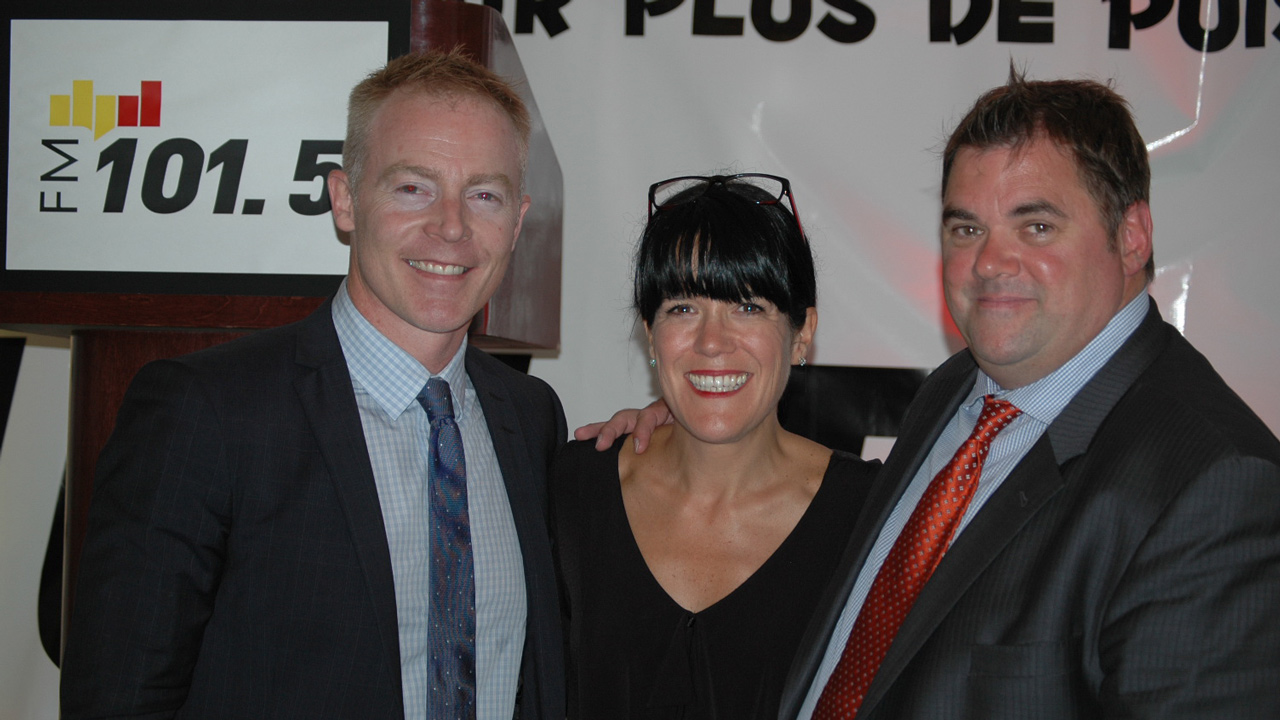 De gauche à droite: M. Richard Speer, président du groupe Attraction, Mme Chantal Baribeau, directrice générale de CHEQ FM 101.5 et M. Sylvain Chamberland, président d'Attraction Radio.