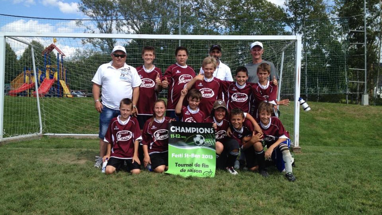 L’équipe gagnante des 11-12 ans pour le tournoi de soccer intermunicipal. Les joueurs sont accompagnés des entraîneurs (de chaque côté) et du président du comité d’OTJ, Marco Poulin (au centre).