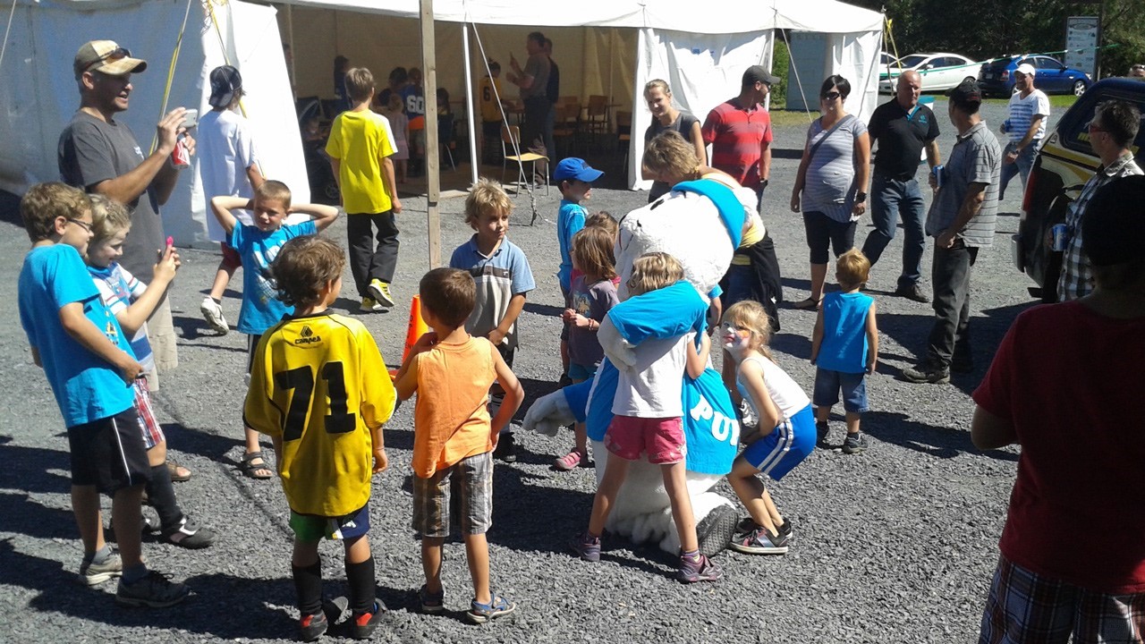 Des enfants sur place en compagnie de la mascotte « Slush Puppie ».