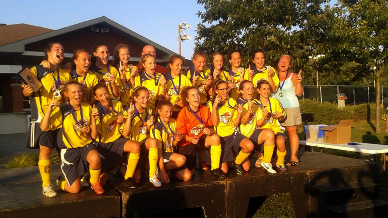 Le Volcano U16F. Premère rangée devant : Marylou Drouin, Sabrina Poulin, Carolane Lacasse, Myrka Perron, Marilyn Tanguay, Marie-Ève Calille, Noémie Schleifer et Justine Boily. Debout derrière : Lorry-Ann Doyon, Justine Lachance, Alexandra Fortin, Claudia Morissette, Kassandra Boudreau, Laurence Breton, Cindy Groleau, Maude Lachance, Isabelle Bégin, Maëva Gay, Rachel Bouchard (gérante).
Debout derrière le groupe, John Gay (entraîneur).