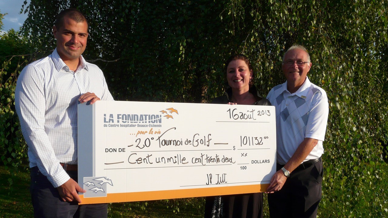 De gauche à droite, le président d’honneur du 20e Tournoi de golf, M. Jean-Pierre Thabet, la présidente du CHBE, Mme Manon Veilleux et le président du comité organisateur, M. Denis Leclerc.