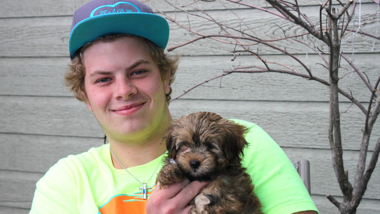 La propriétaire de l'animal,Nicole Doyon, a choisi de donner son chiot à Kévin Argouin. Celui-ci a perdu son ami de toujours, Frédéric Boutin (19 ans) le 6 juillet dernier à Lac-Mégantic.