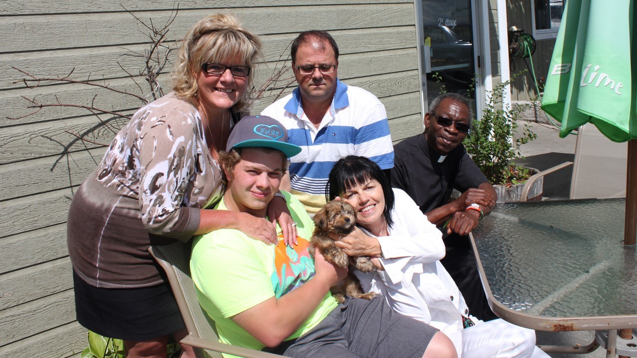 Kévin Argouin, en compagnie de ses parents, Diane et Martin, et de "Mégantic". À droite de Kévin, Nicole Doyon et Père Joseph. Ce dernier offre ses services pour garder "Mégantic" lorsque la famille Argouin travaille.