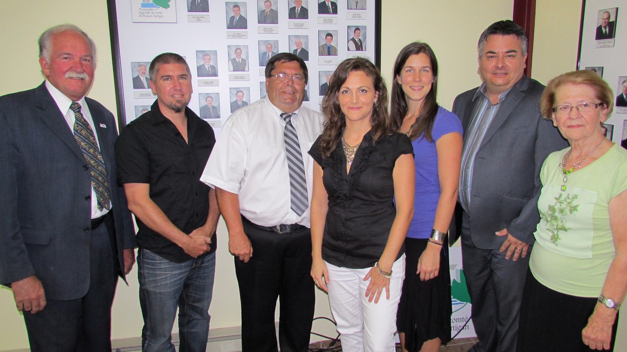 Les membres de ce nouveau comité(de gauche à droite) : Pierre Bégin, Jean-François Bernatchez, Yvon Paquet, Arianne Labonté, Julie Beaudoin, Éric Paquet, Hélène Poirier. Absente sur la photo : Jessie Vigneault.