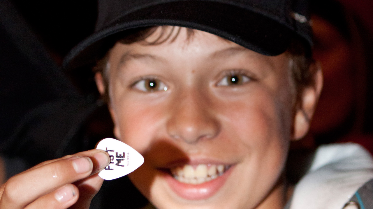 Le jeune Mickael Paré se compte parmi les chanceux qui a reçu un petit souvenir du groupe pop
