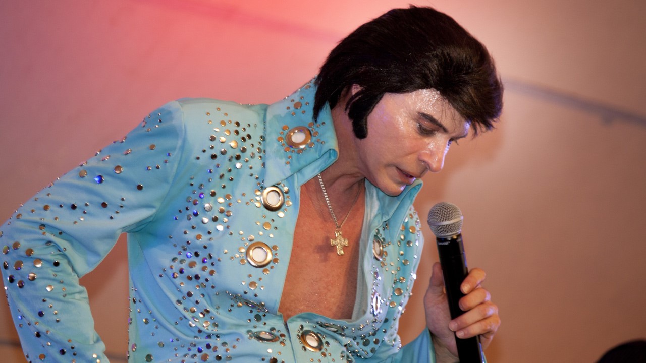 Jacques Millette incarnant le King avec succès