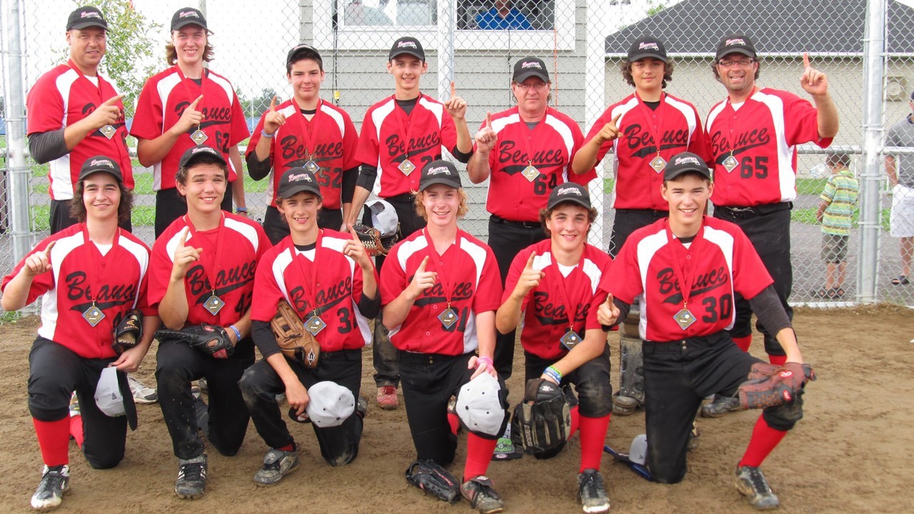 Les Braves de la Beauce ont poursuivi leur saison exceptionnelle en alignant cinq victoires au championnat provincial pour ensuite devenir les champions provinciaux