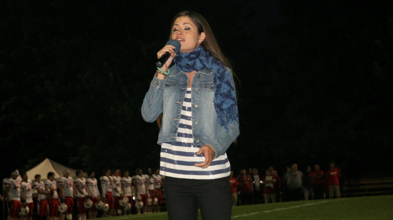 Chloé Doyon a interprété l'hymne national avant la partie