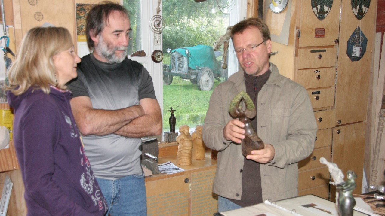 L'artiste sculpteur Paul Duval (à droite) avec deux visiteurs