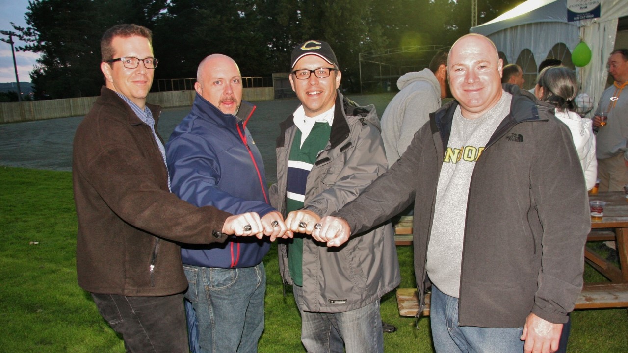 Des membres de l'équipe championne 1988 exhibent fièrement leur bague de championnat