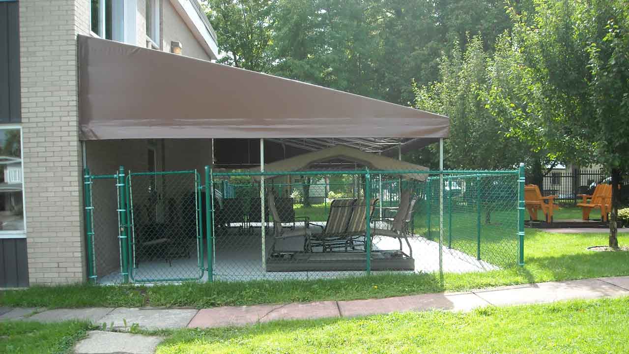 Les personnes âgées et leurs visiteurs peuvent dorénavant profiter de l’air pur, sans craindre trop de soleil.