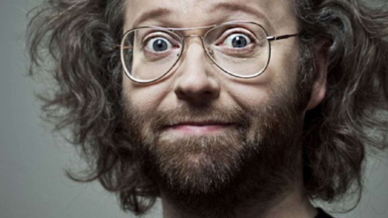 L’humour de François, un mélange d’absurdité, de colère, de confusion et de pragmatisme, étourdira votre sens logique.