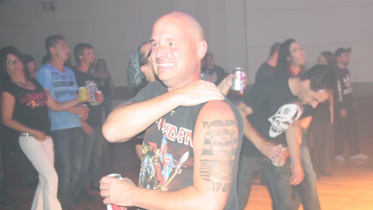 Ce fan montrait un tatouage de son groupe fétiche Iron Maiden
