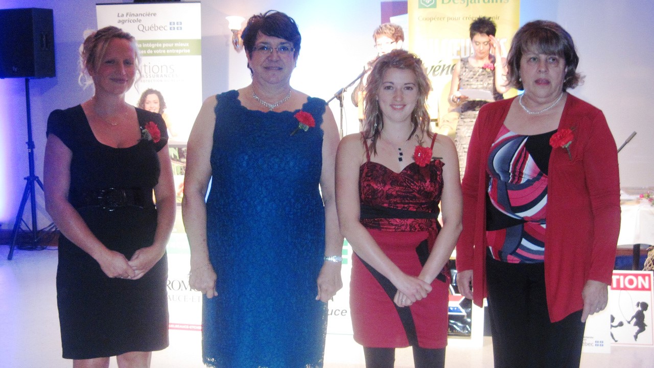 Mme Justine Breton (Agricultrice entrepreneure et Agricultrice de l’année en Beauce), Mme Denise Breton (Agricultrice de passion), Mme Marie-Pier Couture (Jeune agricultrice) et Mme Solange Labrie (Agricultrice accomplie).