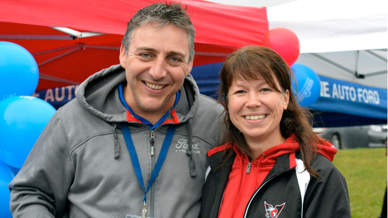 Maryse Jacques (présidente de l’association de Ringuette de Sainte-Marie)
en compagnie de Sylvain Cliche (président de Cliche Auto Ford)
