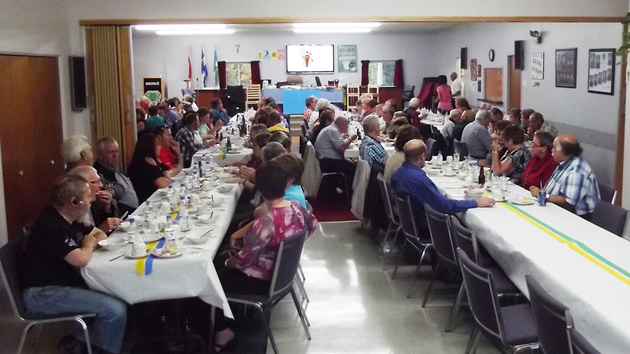 Cent-dix personnes sont venues prendre une bouchée du repas préparé par le Cercle des fermières pour l'occasion.