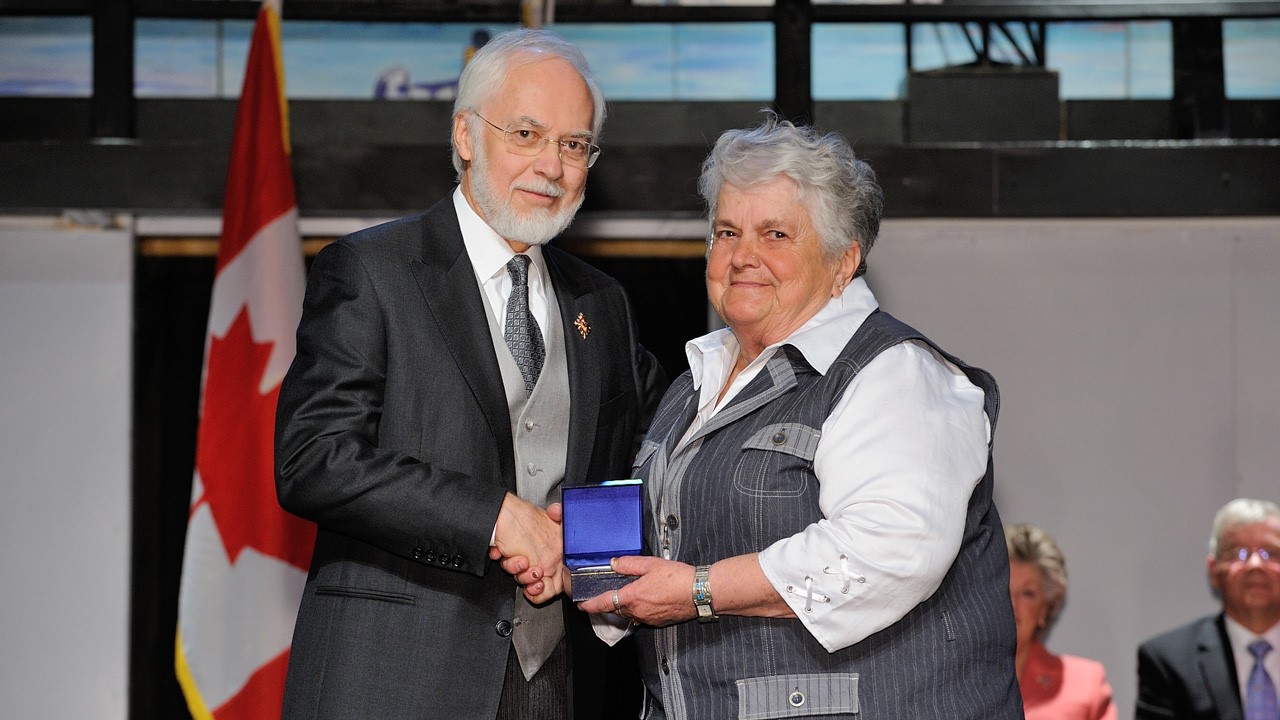 Le Lieutenant-gouverneur du Québec, Pierre Duchesne remet la distinction à Pauline Nadeau.