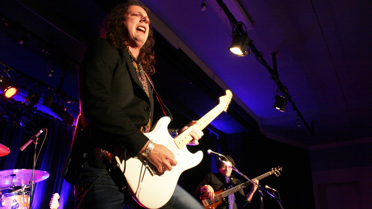 Anthony Gomes, prestigieux guitariste et chanteur de blues, amorcera la toute première série Blues au Centre Caztel de Sainte-Marie, le 4 octobre prochain.