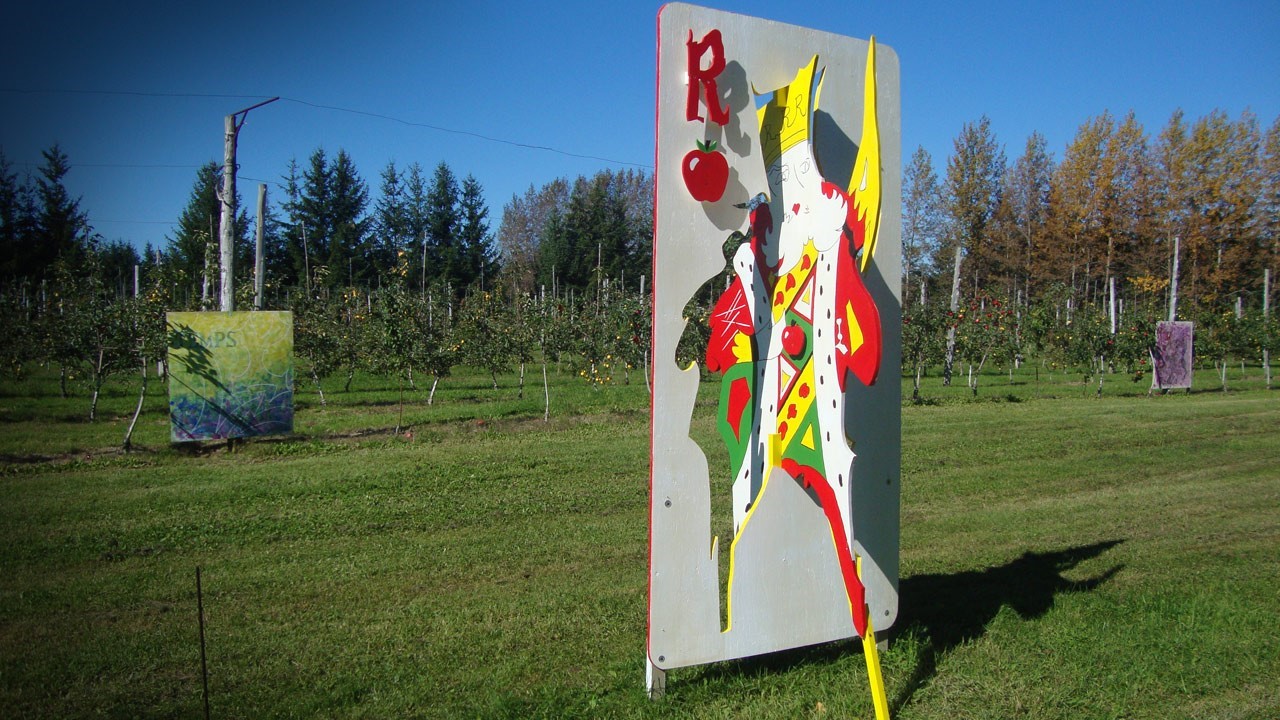 Le collectif « La Patente Géniale », composé des artistes Harold Gilbert de Notre-Dame-des-Pins et Ronald Richard de Saint-Joseph, présente au public une toute nouvelle installation sculpturale située aux Roy de la Pomme.