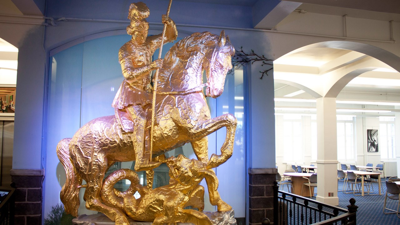 Le café historique : l’histoire de Saint-Georges terrassant le dragon