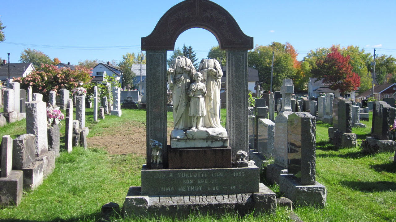 Une visite éducative au cimetière