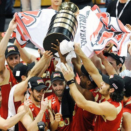Au printemps 2013, lorsqu'il a remporté le championnat canadien universitaire de volleyball avec le Rouge et Or