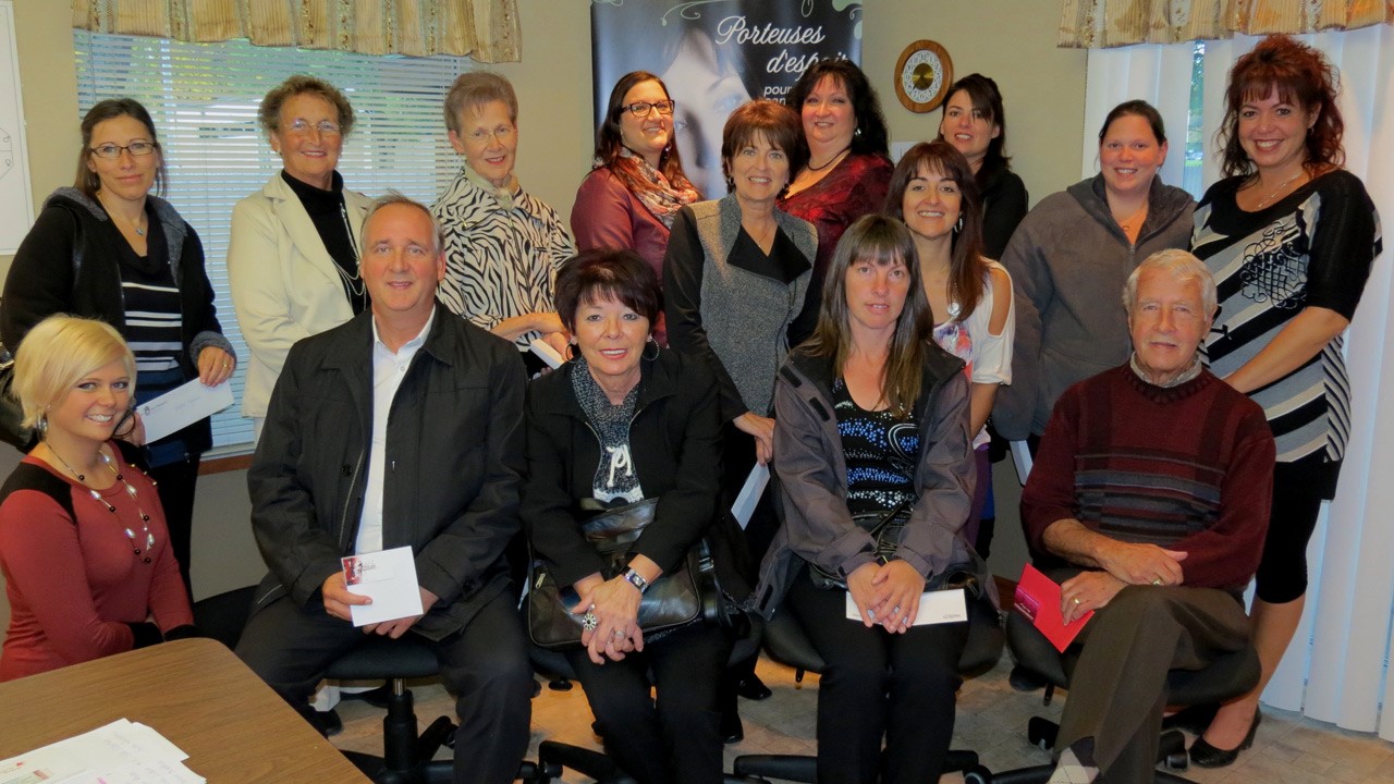 Dernière rangée : Annie Vallée, Carmen Morin, Thérèse Légaré, Judith Poulin, Nathalie Lessard, Julie Nadeau, Mélanie Thibodeau, Isabelle Fecteau. Rangée du centre : Lucie Pépin pour Clément Pépin, Jacinthe Fillion. Première rangée : Sandra Poulin, Alex Morissette, Rose-Lyne Poulin, Suzie Fortin, Gérard Bernard. Absents (es) : Sébastien Dulac, Jocelyne Pomerleau, Sylvie Rousseau, Augustine Nadeau du comité de financement.