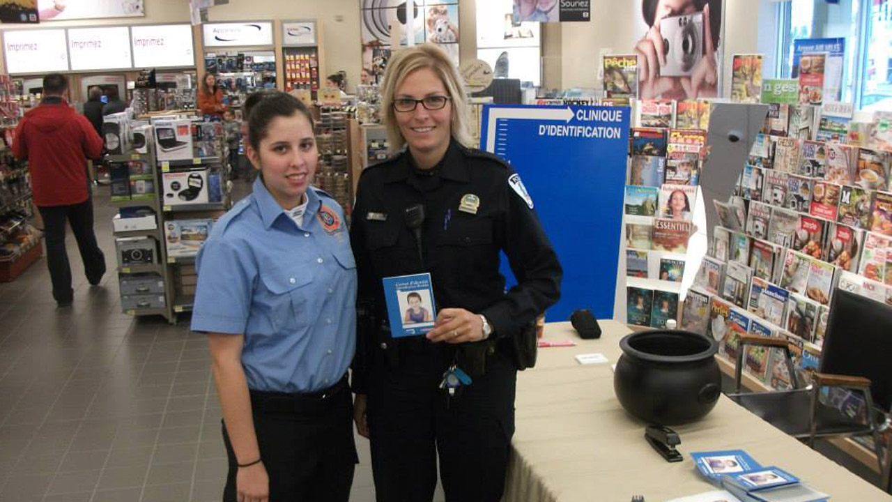 Enfant-Retour Québec, en collaboration avec les services policiers et le Groupe Jean Coutu (PJC) se sont unis pour assurer la sécurité des enfants en tenant une journée d’identification des enfants dans plus de 150 succursales du réseau PJC Jean Coutu au Québec.