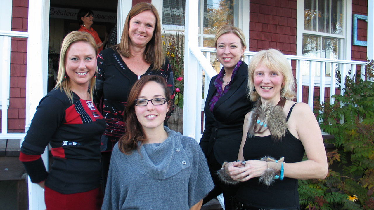 Les artistes Arielle Moffet et Larissa Prince, à l’avant-plan, accompagnées de Mmes Sandra Labrecque et Carole Lemieux, copropriétaires de CSI Alpagas, ainsi que de la députée de Bellechasse, Dominque Vien.