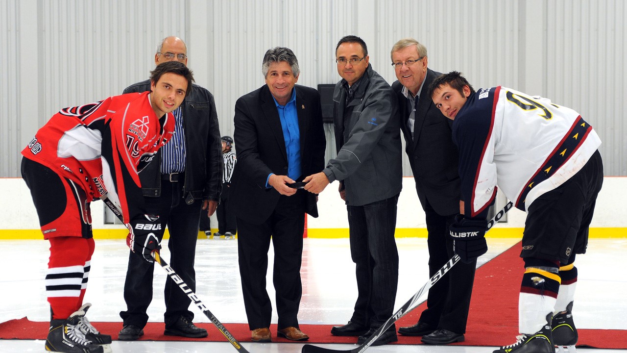 M. Alain Bédard, président du Club de hockey Junior Beauce-Sud; M. Marcel Drouin, maire suppléant de Ville St-Georges; M. Pierre Lessard, président de Beauce Mitsubishi, et M. Marc Couture, directeur général de la Caisse du Sud de la Beauce. Les joueurs présents pour la mise au jeu sont les capitaines Vincent Gagnon, du Beauce-Mitsubishi de Beauce-Sud, et Marc-Antoine Dion, capitaine des Prédateurs de la Haute-Beauce.
