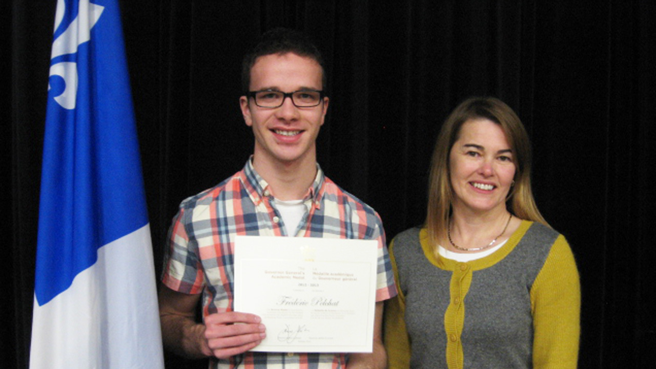 Frédéric Pelchat, récipiendaire de la médaille, et Mme Brigitte Gamache, directrice de la Polyvalente Bélanger.
