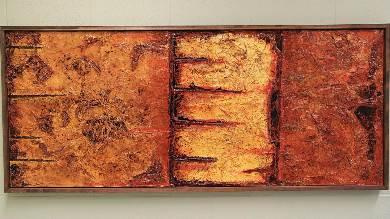 Son médium? L’acrylique. Mais aussi tout ce qui lui tombe sous la main pour façonner une texture.