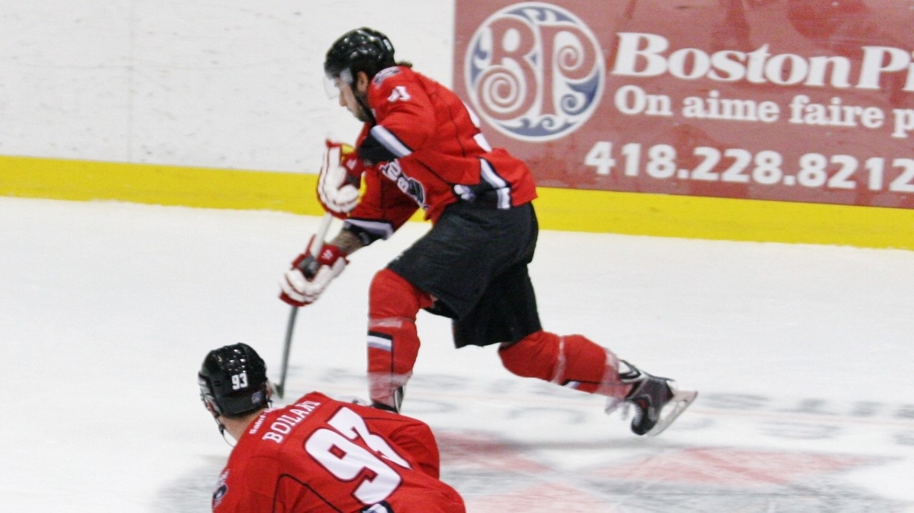 Hubert Poulin effectue un tir sur cette séquence.