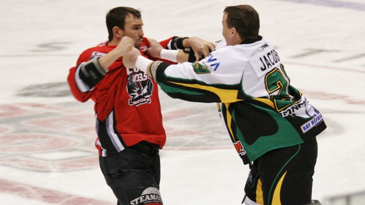 Alexandre Gauthier a remporté son premier combat dans la LNAH contre Derek Jacobs.