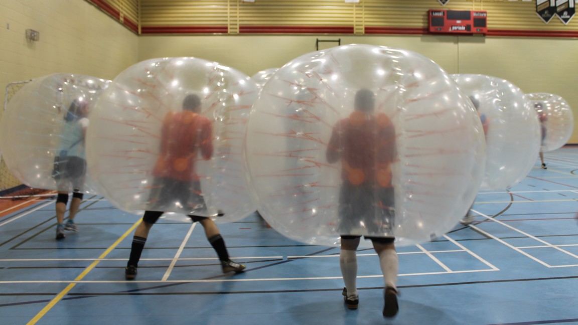 On joue au Bubble Football à la Polyvalente de Saint-Georges
