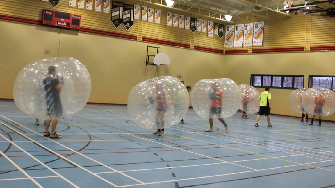 Au Bubble Football, il est permis de plaquer l'adversaire