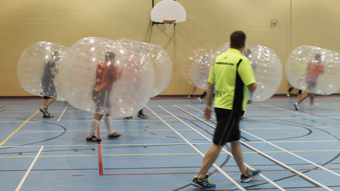 On joue au Bubble Football à la Polyvalente de Saint-Georges