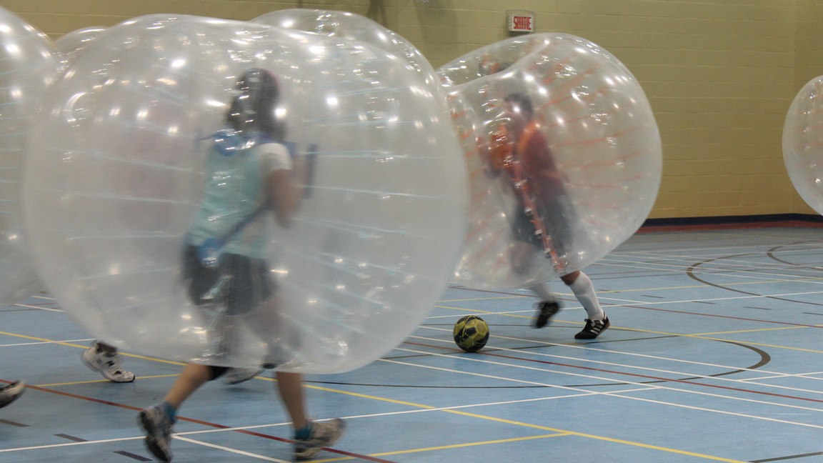 On joue au Bubble Football à la Polyvalente de Saint-Georges