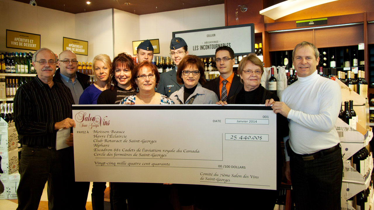 M. Simon Pépin, président du Salon des vins de Saint-Georges; M. Pascal Gauthier, SAQ succursale Saint-Georges; Mme Véronique Poulin, Alphare; Mme Isabelle Fecteau, Havre l’Éclaircie; Mme Nicole Lachance, secrétaire-trésorière du Cercle #34 des fermières
de Saint-Georges; M. Pierre-Olivier Morin, Escadron 881 Cadets de l’aviation royale du Canada; Mme Marie-Josée Fecteau, Escadron 881 Cadets de l’aviation royale du
Canada; Mme Nicole Jacques, Moisson Beauce; M. Benoit Pomerleau, club Rotaract de Saint-Georges; Mme Renée Caron, présidente du Cercle #34 des fermières de Saint-
Georges, et M. Philippe Vinot, Vice-Président du Salon des vins de Saint-Georges
