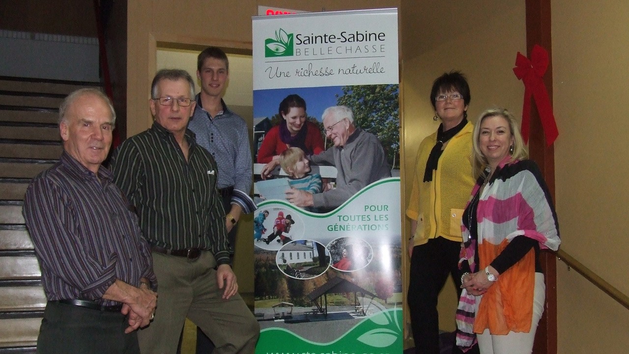 Quelques membres du comité de développement de Sainte-Sabine ont présenté la nouvelle image de marque: Jean-Claude Gagnon, le maire Denis Boutin, Simon Carrier-Tanguay et Nicole Morin, accompagnés de la députée Dominique Vien. Absents: Gilles Lapointe, Céline Chabot et Serge Lamontagne.